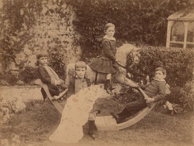 Bambini su cavallo a dondolo, c.1890 da B. Thomas